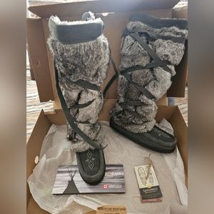 Manitobak charcoal Mukluks, Womens size 9